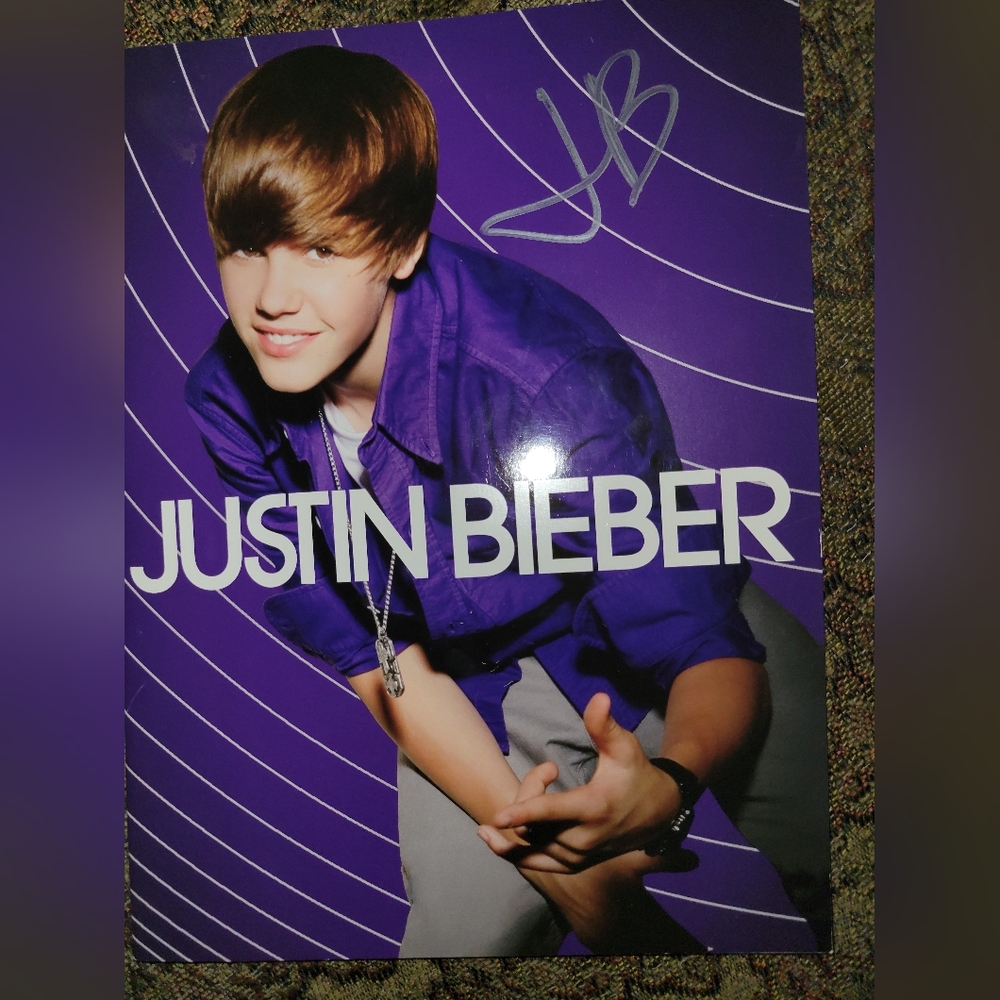 Justin Bieber Life Story-2 mags & 1 concert pictorial book (initialed by Justin) - Picture 7 of 14
